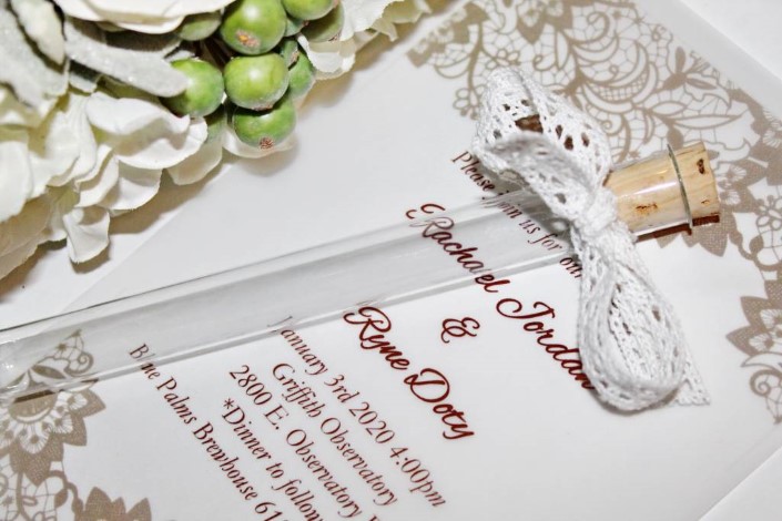 kémcsöves esküvői meghívó csipkével nyito